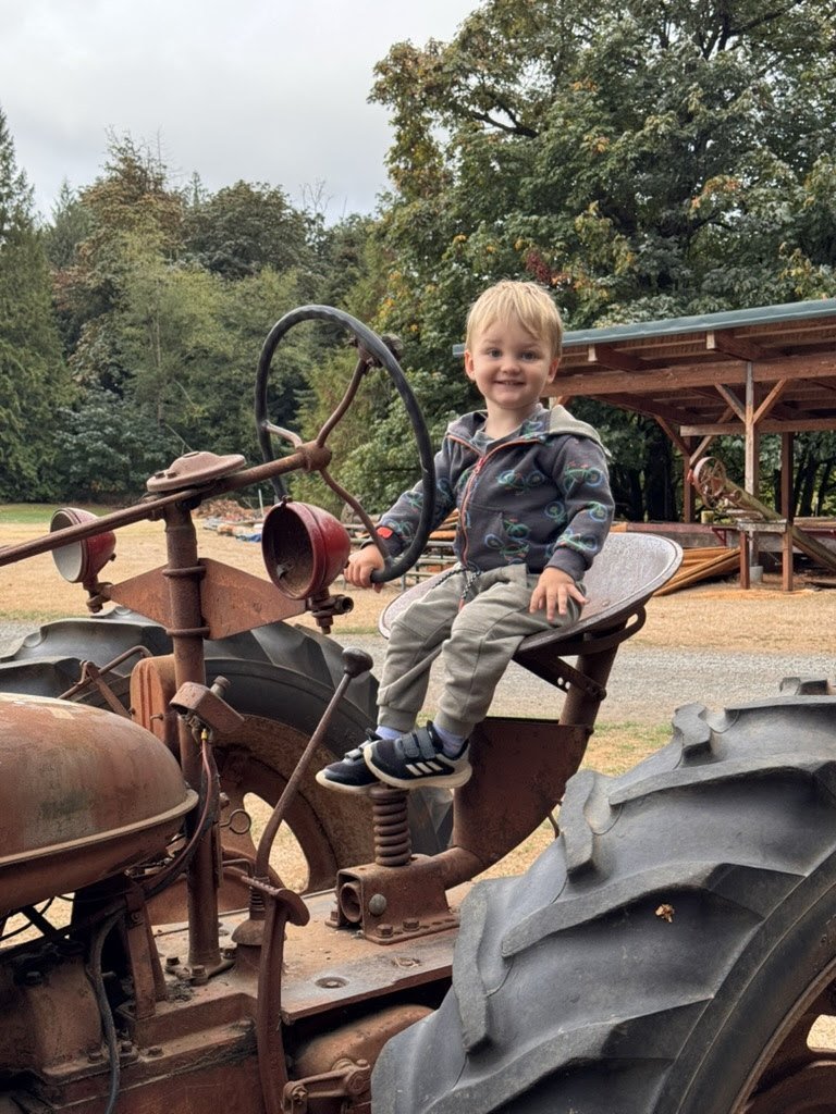 Isaías sobre un tractor